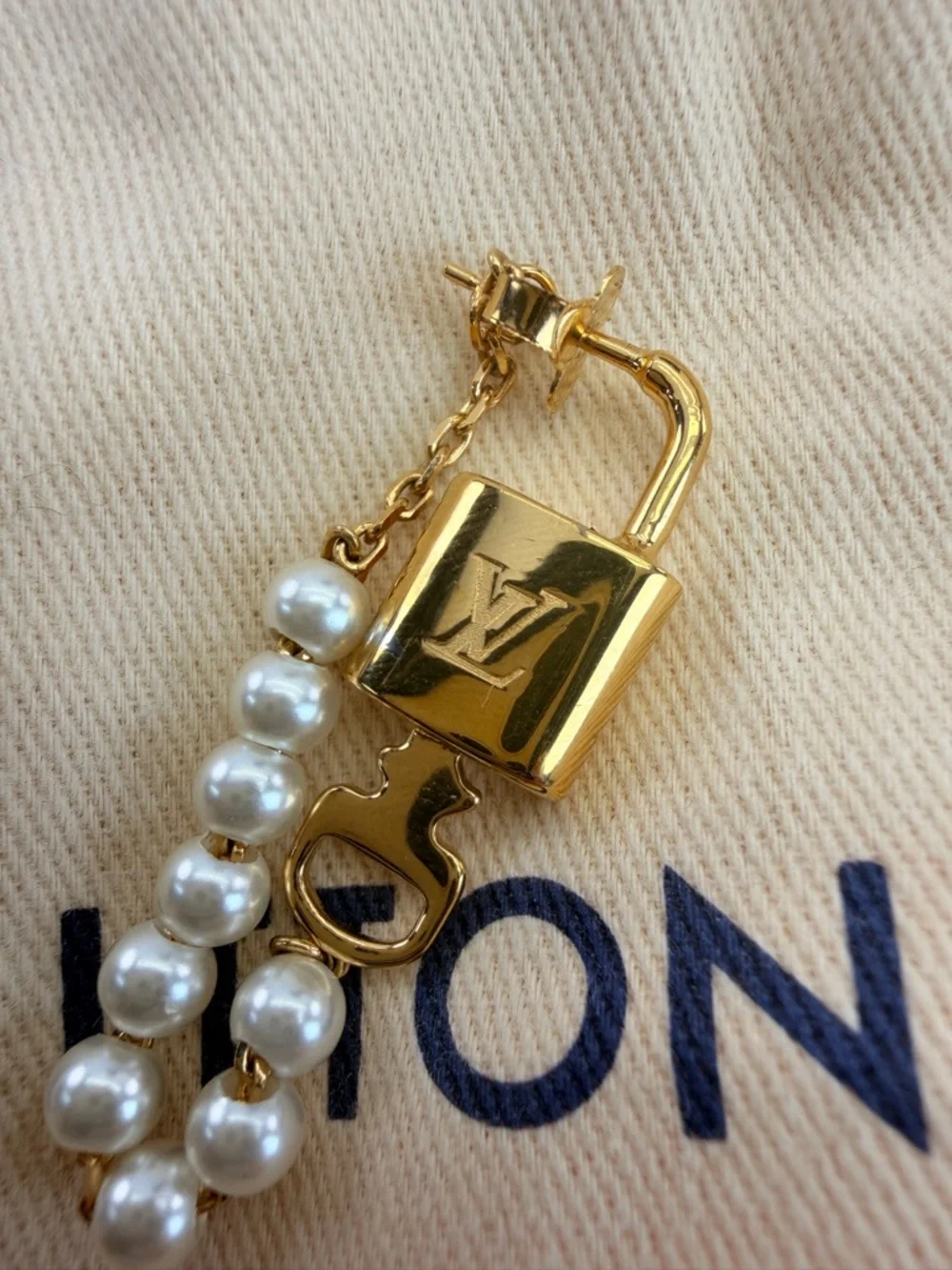 Louis Vuitton Pearlock Gold and White Pearl Chain Earring